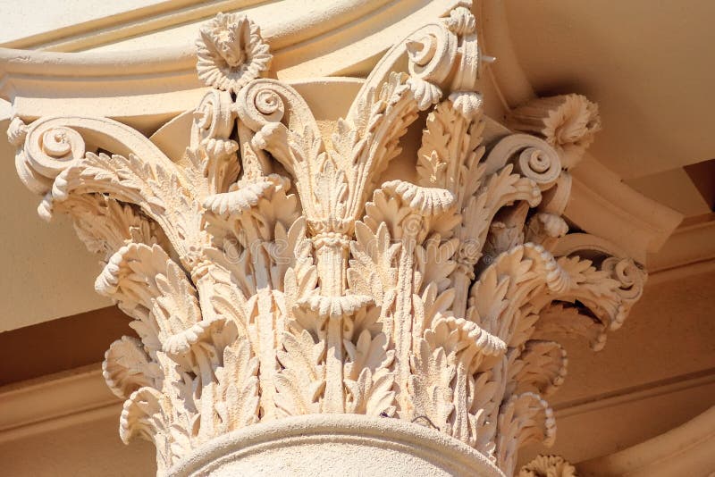 Fragmento Corinthian itálico do capital de coluna da cor de creme Decoração arquitetónica antiga da construção da ordem foto de stock royalty free Fragmento Corinthian itálico do capital de coluna da cor de creme Decoração arquitetónica antiga da construção da ordem foto de stock royalty free