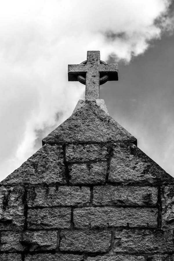 Fragmento de telhado de pedra com cruz da antiga Igreja Católica na Austrália Fechar imagem em preto e branco fotografia de stock Fragmento de telhado de pedra com cruz da antiga Igreja Católica na Austrália Fechar imagem em preto e branco fotografia de stock