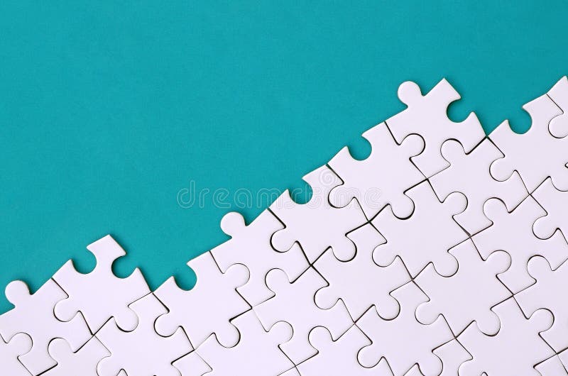 Fragmento de um enigma de serra de vaivém branco dobrado no fundo de uma superfície azul do plástico Foto da textura com espaço d fotografia de stock Fragmento de um enigma de serra de vaivém branco dobrado no fundo de uma superfície azul do plástico Foto da textura com espaço d fotografia de stock