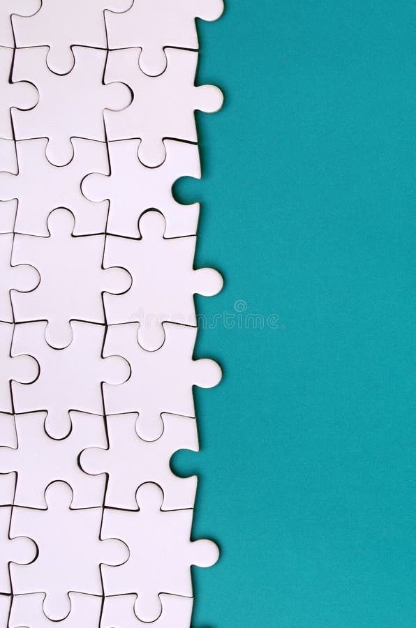 Fragmento de um enigma de serra de vaivém branco dobrado no fundo de uma superfície azul do plástico Foto da textura com espaço d fotos de stock Fragmento de um enigma de serra de vaivém branco dobrado no fundo de uma superfície azul do plástico Foto da textura com espaço d fotos de stock