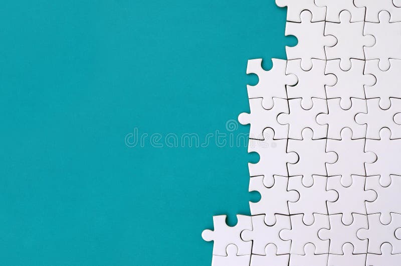 Fragmento de um enigma de serra de vaivém branco dobrado no fundo de uma superfície azul do plástico Foto da textura com espaço d fotos de stock Fragmento de um enigma de serra de vaivém branco dobrado no fundo de uma superfície azul do plástico Foto da textura com espaço d fotos de stock