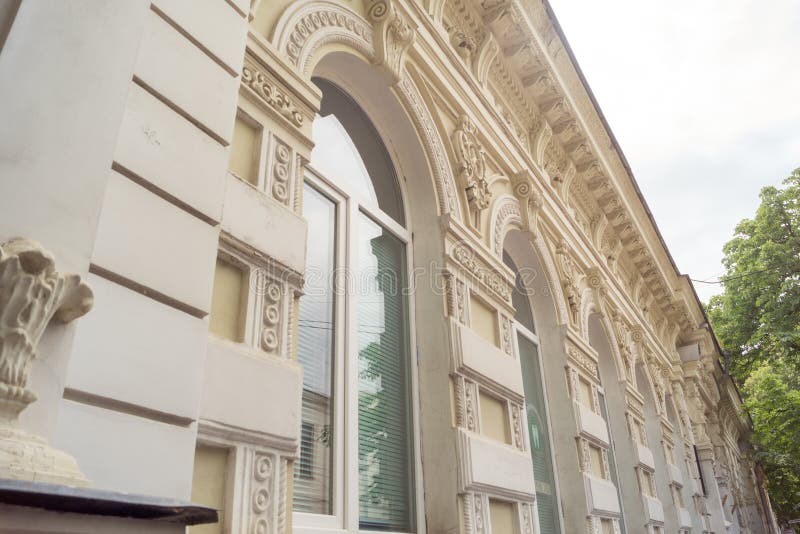 Fragmento de un edificio con el estuco hermoso foto de archivo libre de regalías Fragmento de un edificio con el estuco hermoso foto de archivo libre de regalías