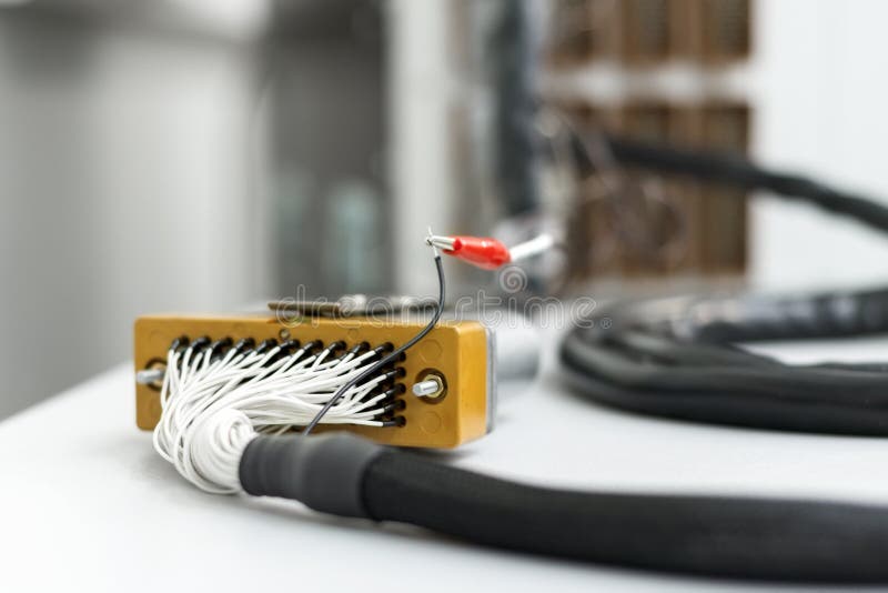 Fragmento del cable eléctrico con el conector multiclavijas rectangular imágenes de archivo libres de regalías Fragmento del cable eléctrico con el conector multiclavijas rectangular imágenes de archivo libres de regalías