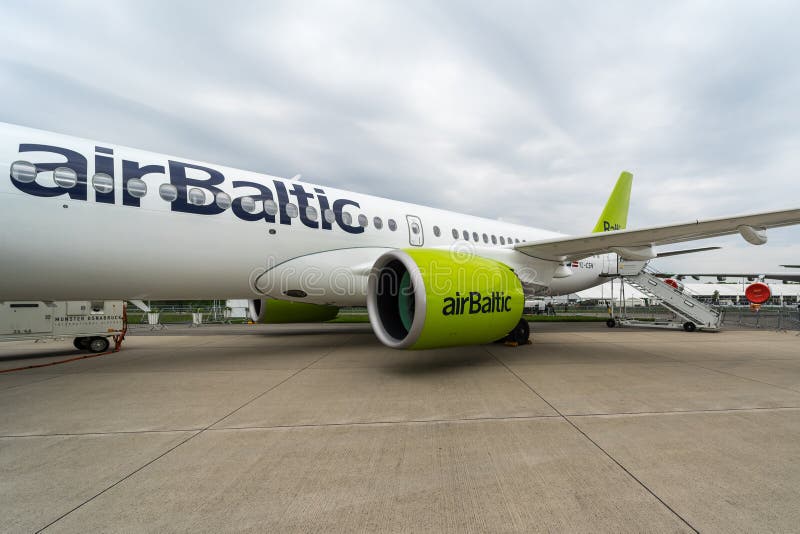 Fragmento do bombardeiro CS300 do avião de passageiros do jato do estreito-corpo, por AirBaltic fotografia de stock Fragmento do bombardeiro CS300 do avião de passageiros do jato do estreito-corpo, por AirBaltic fotografia de stock