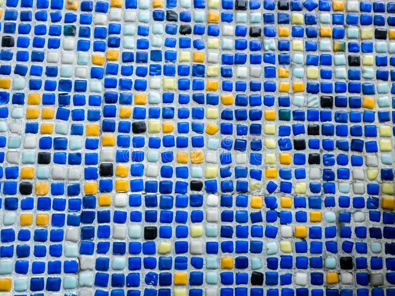 Fragmento do mosaico bonito na fachada da construção Enigmas cerâmicos coloridos sumário como o fundo decorativo imagem de stock royalty free Fragmento do mosaico bonito na fachada da construção Enigmas cerâmicos coloridos sumário como o fundo decorativo imagem de stock royalty free