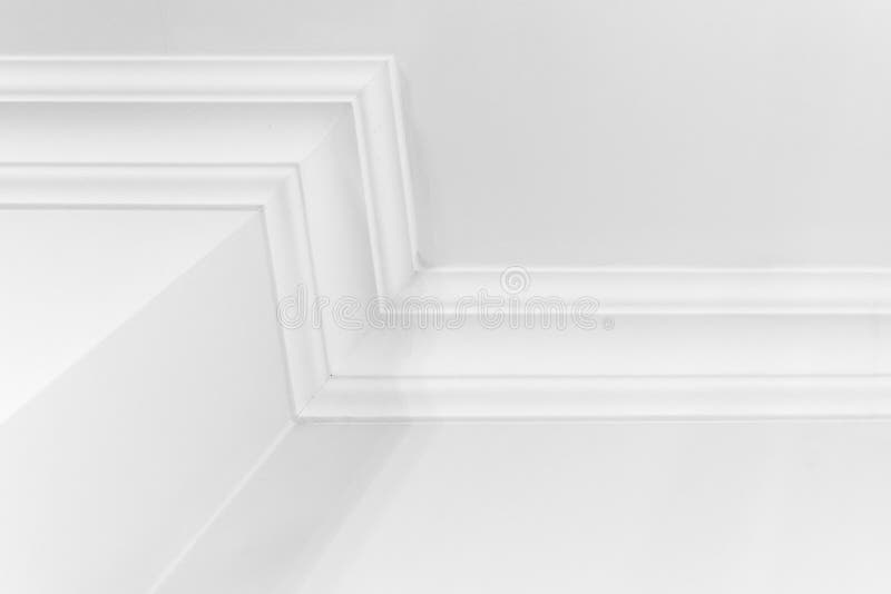 Fragmento interior branco do sumário, rodapé do teto fotografia de stock Fragmento interior branco do sumário, rodapé do teto fotografia de stock