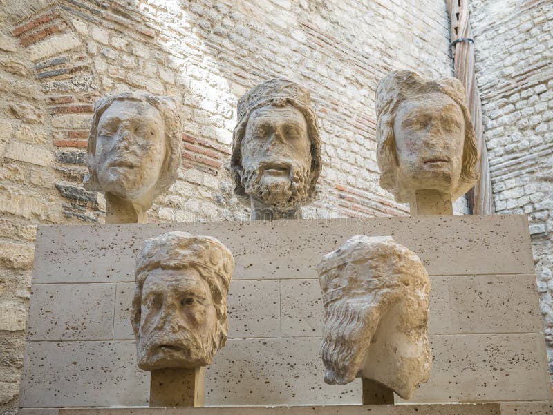 Fragments médiévaux de sculpture dans Musee Cluny, Paris images libres de droits Fragments médiévaux de sculpture dans Musee Cluny, Paris images libres de droits