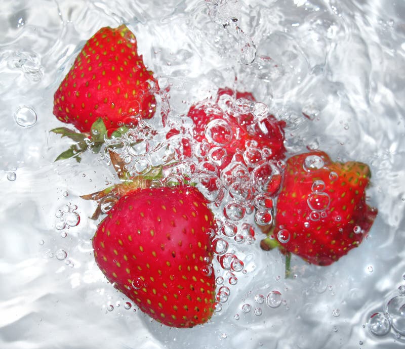 Fragola fresca in acqua fotografia stock Fragola fresca in acqua fotografia stock