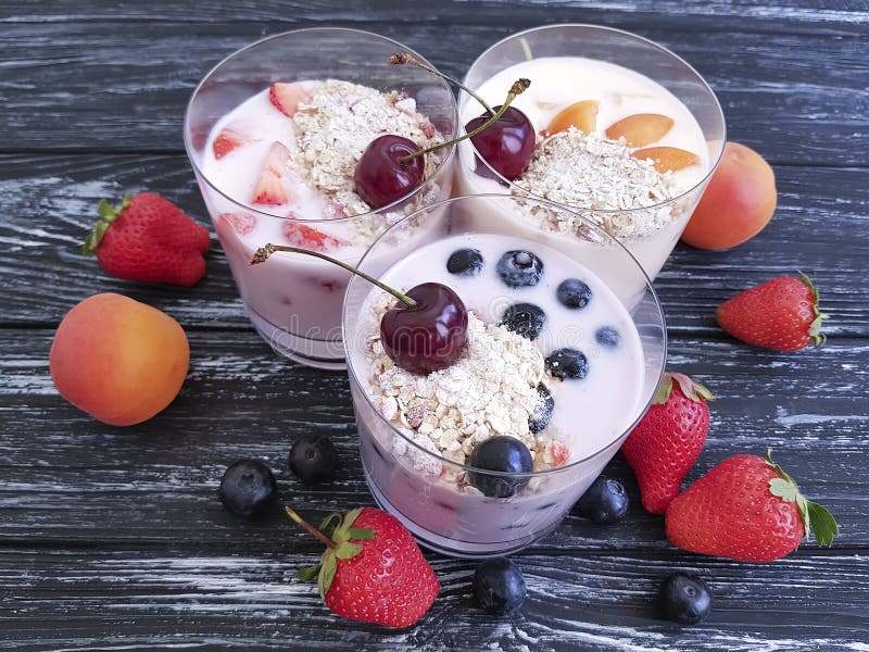 Download Fragola, Muesli Deliziosi Della Farina D'avena Del Yogurt Dell'albicocca Del Mirtillo Su Un Fondo Di Legno Nero Immagine Stock - Immagine di gourmet, grano: 117978891