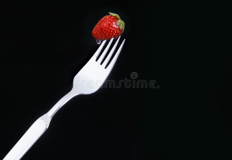 Fragola squisita su una forcella fotografie stock