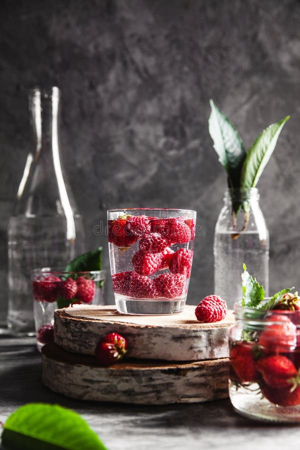 Fragole in acqua su un fondo grigio scuro Alimento sano, frutta Un mazzo dei fiori come decorazione fotografie stock libere da diritti Fragole in acqua su un fondo grigio scuro Alimento sano, frutta Un mazzo dei fiori come decorazione fotografie stock libere da diritti