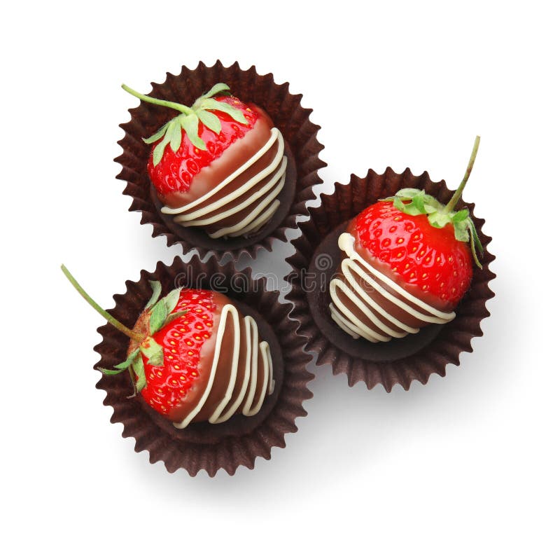 Fragole coperte di cioccolato su fondo bianco, vista superiore immagini stock Fragole coperte di cioccolato su fondo bianco, vista superiore immagini stock
