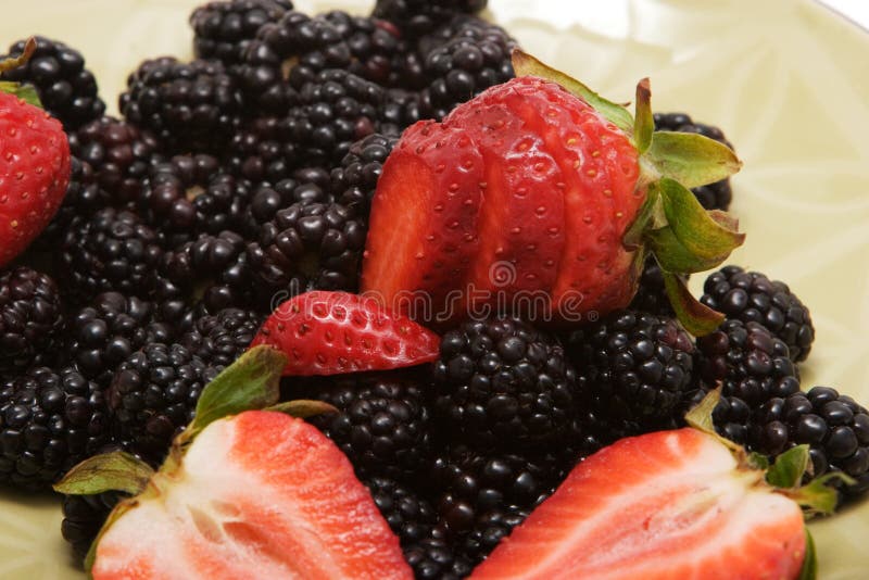Fragole e more organiche fresche fotografia stock Fragole e more organiche fresche fotografia stock