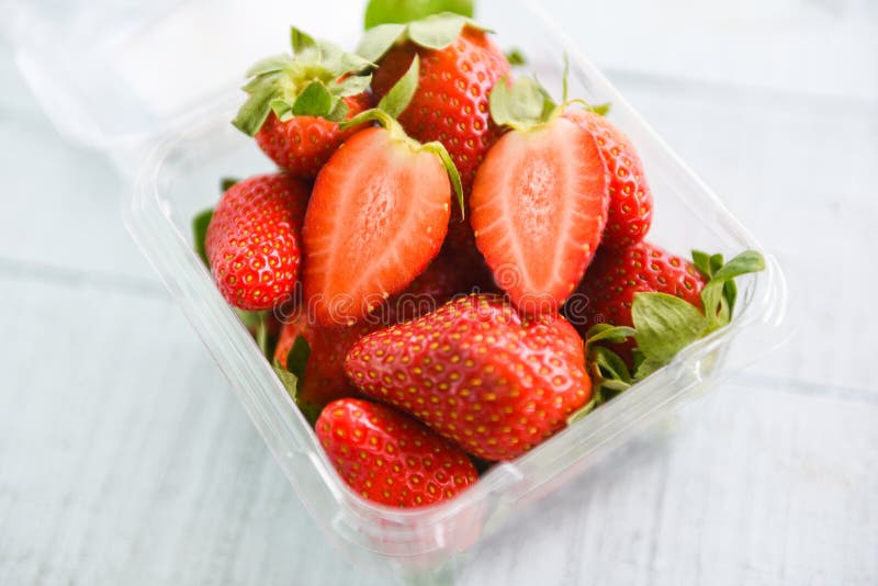 Fragole fresche su fondo di legno - fragola rossa matura che seleziona in scatola immagine stock libera da diritti Fragole fresche su fondo di legno - fragola rossa matura che seleziona in scatola immagine stock libera da diritti