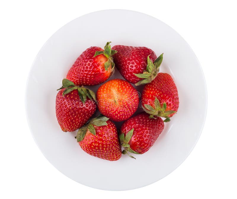 Fragole mature in lastra di vetro isolata su fondo bianco fotografie stock libere da diritti Fragole mature in lastra di vetro isolata su fondo bianco fotografie stock libere da diritti