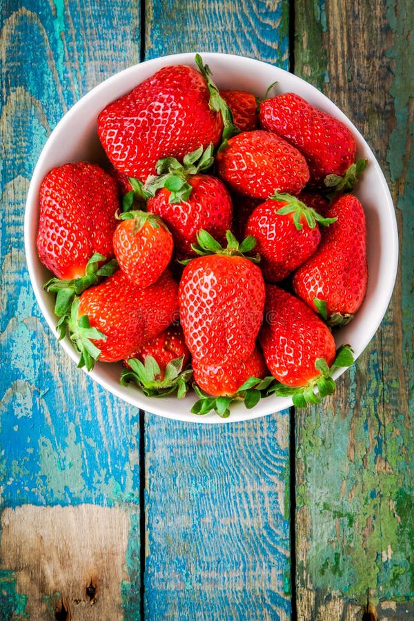 Fragole organiche mature fresche in una vista superiore della ciotola bianca immagini stock libere da diritti Fragole organiche mature fresche in una vista superiore della ciotola bianca immagini stock libere da diritti