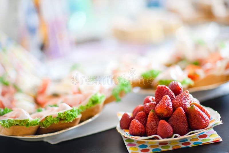 Fragole sulla tavola prima della celebrazione di compleanno - estate immagini stock libere da diritti Fragole sulla tavola prima della celebrazione di compleanno - estate immagini stock libere da diritti