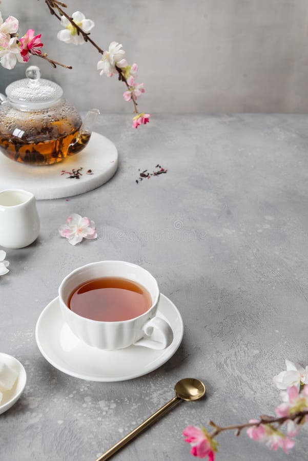 Hình ảnh trà thơm, chén trà, ấm trà trên nền xám mang lại cảm giác yên bình, thư giãn. Bạn sẽ muốn cùng thưởng thức trà thơm ngon này đến một quán cà phê hay quán trà sữa để thưởng thức không gian yên tĩnh, thoải mái.