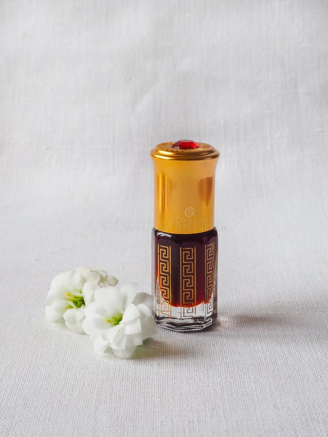 Fragranze arabe del profumo dell'essenza di oud o dell'olio del agarwood in mini bottiglie immagine stock libera da diritti Fragranze arabe del profumo dell'essenza di oud o dell'olio del agarwood in mini bottiglie immagine stock libera da diritti