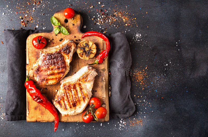 Frais généraux de table de dîner Viande de porc grillée délicieuse de barbecue o photographie stock libre de droits Frais généraux de table de dîner Viande de porc grillée délicieuse de barbecue o photographie stock libre de droits