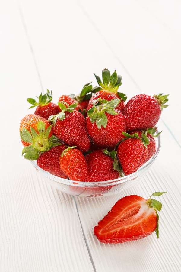 Fraise mûre sur un fond en bois blanc image stock Fraise mûre sur un fond en bois blanc image stock