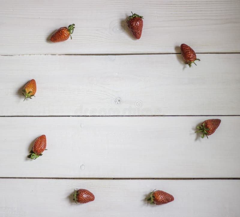 Fraise sur un fond en bois Vue sup?rieure photo libre de droits Fraise sur un fond en bois Vue sup?rieure photo libre de droits