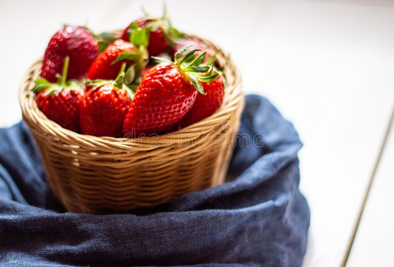 Fraises dans une cuvette sur un fond en bois Consommation saine photo stock Fraises dans une cuvette sur un fond en bois Consommation saine photo stock