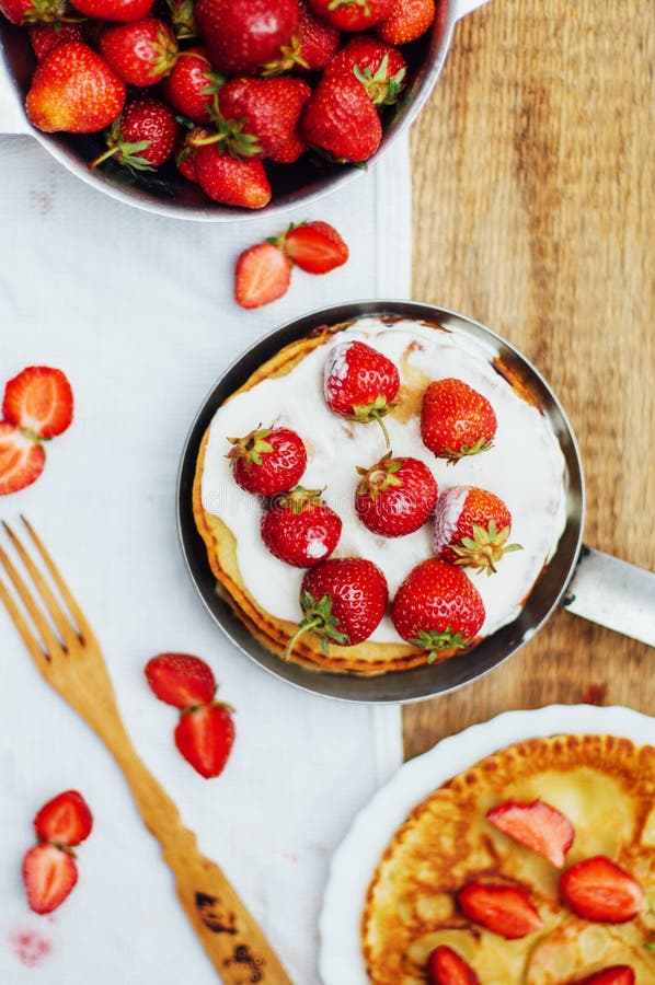Fraises et crème fouettée pour le dessert Crêpes avec le stra images stock Fraises et crème fouettée pour le dessert Crêpes avec le stra images stock