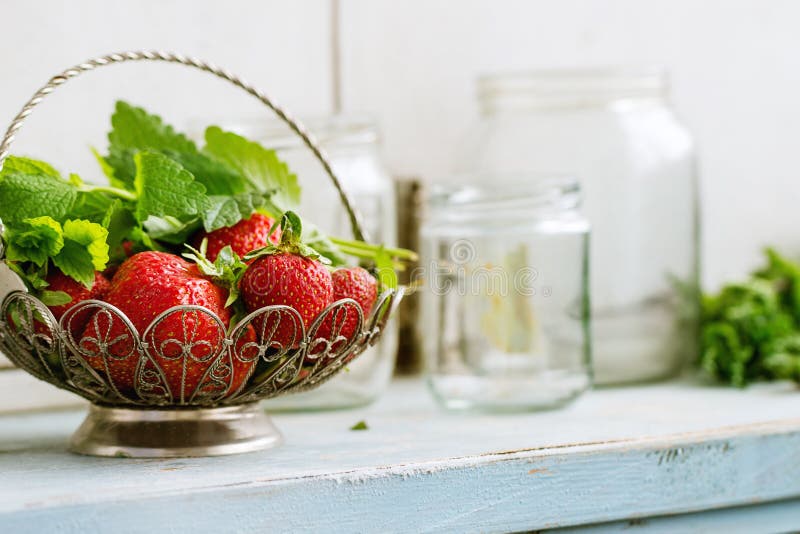Fraises et herbes fraîches de mélisse images stock Fraises et herbes fraîches de mélisse images stock