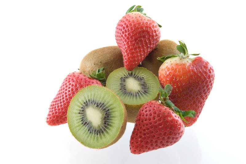 Fraises et kiwi image stock. Image du baie, graines, vert 7741351