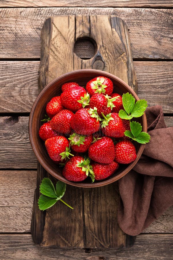 Fraises juteuses fraîches avec des feuilles Fraise image stock Fraises juteuses fraîches avec des feuilles Fraise image stock