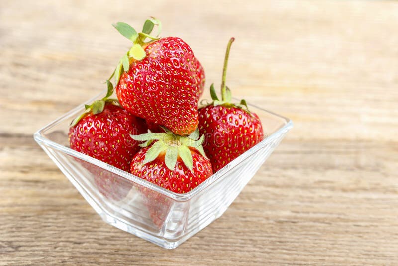 Fraises mûres fraîches dans le bol en verre images libres de droits Fraises mûres fraîches dans le bol en verre images libres de droits