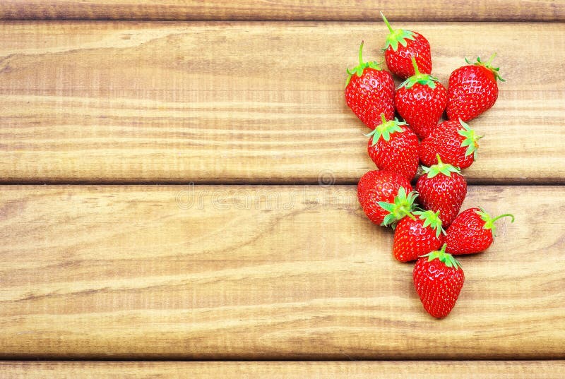 Fraises mûres sur la table en bois image stock Fraises mûres sur la table en bois image stock