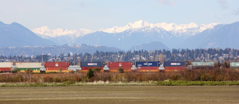 Fraktdrev som passerar den sceniska bergbakgrunden till Vancouver, F. KR. royaltyfri foto Fraktdrev som passerar den sceniska bergbakgrunden till Vancouver, F. KR. royaltyfri foto