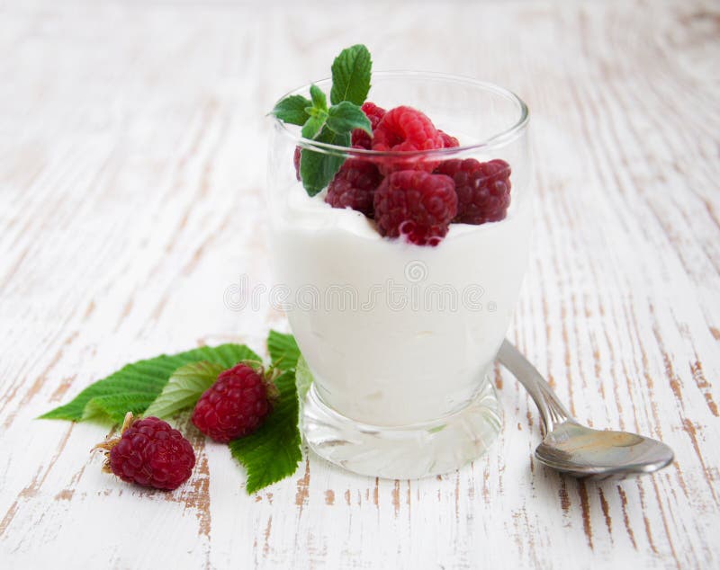 Frambozenyoghurt stock afbeelding Frambozenyoghurt stock afbeelding