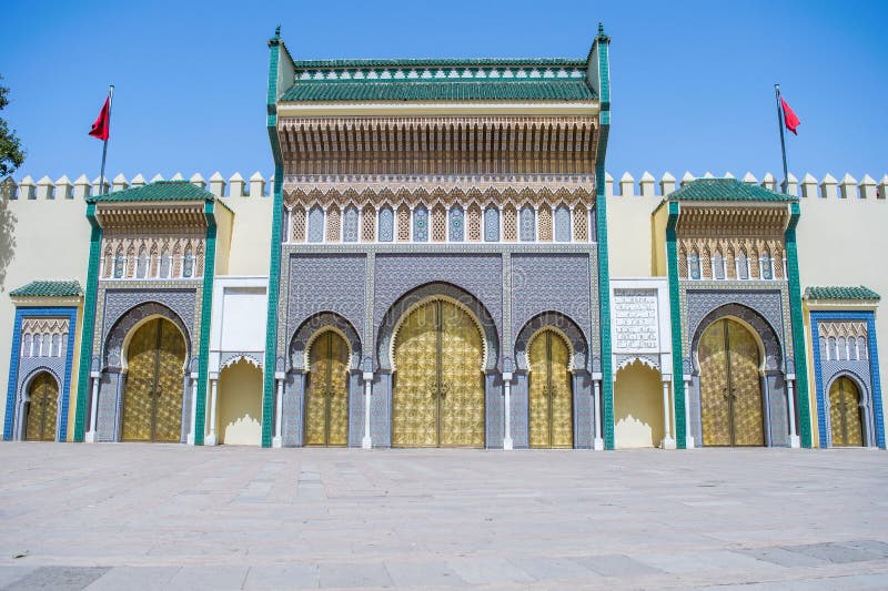 Framgrindarna eller huvudgrindarna till det kungliga palatset av fez Morocco North africa. gyllene dörrar royaltyfria foton