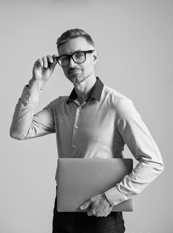 Framgångsrik affärsman med bärbar dator. Företagare arbetar online. Onlinemarknadsföringschef. Affärsframgång. Verkställande direk royaltyfri fotografi