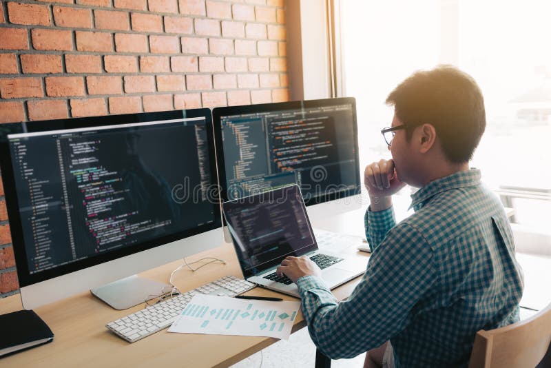 Framkallande när du programmerar och att kodifiera teknologi som arbetar i en programvara, framkallar företagskontoret royaltyfri foto Framkallande när du programmerar och att kodifiera teknologi som arbetar i en programvara, framkallar företagskontoret royaltyfri foto