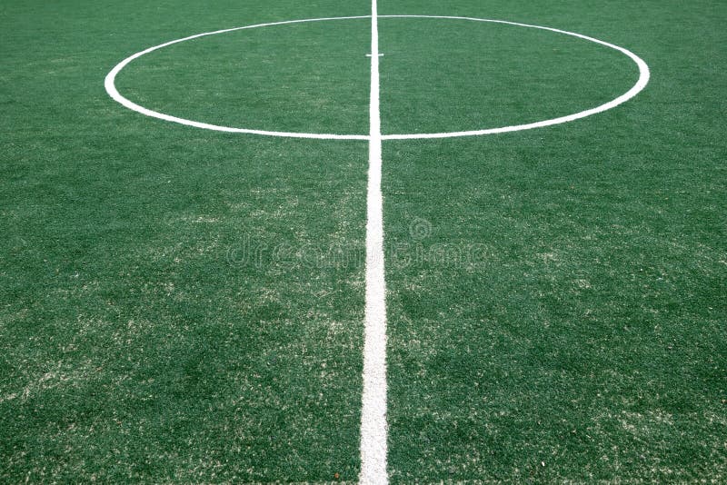 Frammento del campo footbal con erba artificiale immagine stock libera da diritti Frammento del campo footbal con erba artificiale immagine stock libera da diritti