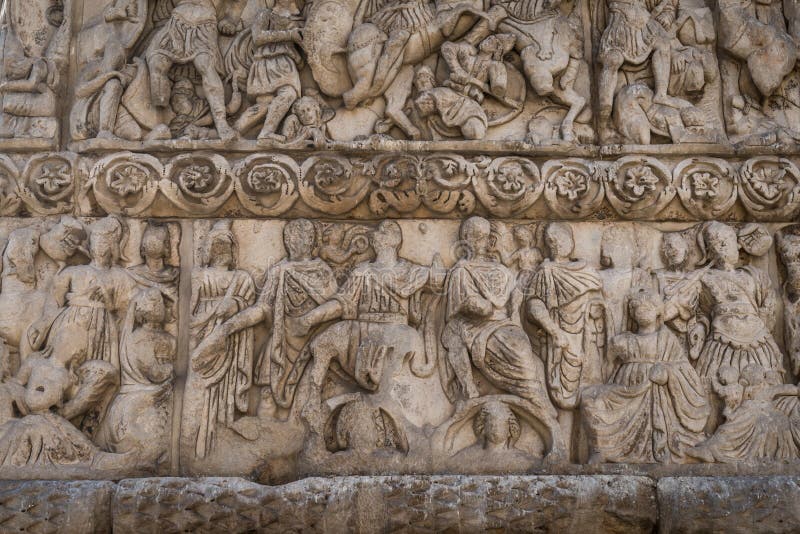 Frammento dell'arco di Galerio e rotunda fotografia stock libera da diritti Frammento dell'arco di Galerio e rotunda fotografia stock libera da diritti
