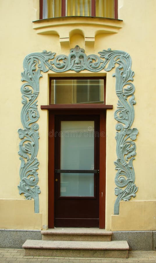 Frammento della facciata e della progettazione dell'entrata alla casa residenziale nello stile di Art Nouveau fotografia stock libera da diritti Frammento della facciata e della progettazione dell'entrata alla casa residenziale nello stile di Art Nouveau fotografia stock libera da diritti