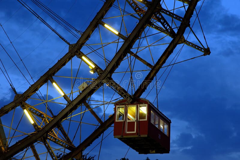 Frammento della rotella di ferris gigante sotto il cielo drammatico immagine stock libera da diritti Frammento della rotella di ferris gigante sotto il cielo drammatico immagine stock libera da diritti