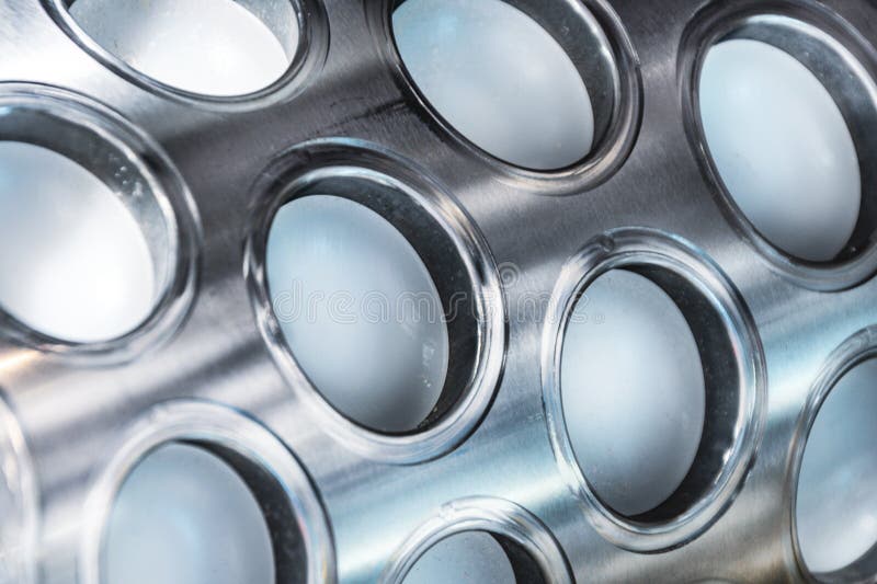 Frammento di un drum machine del modanatura per rendere ad alimento i prodotti semilavorati immagini stock libere da diritti Frammento di un drum machine del modanatura per rendere ad alimento i prodotti semilavorati immagini stock libere da diritti