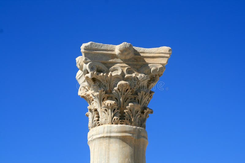 Frammento di una colonna di marmo antica fotografie stock libere da diritti Frammento di una colonna di marmo antica fotografie stock libere da diritti
