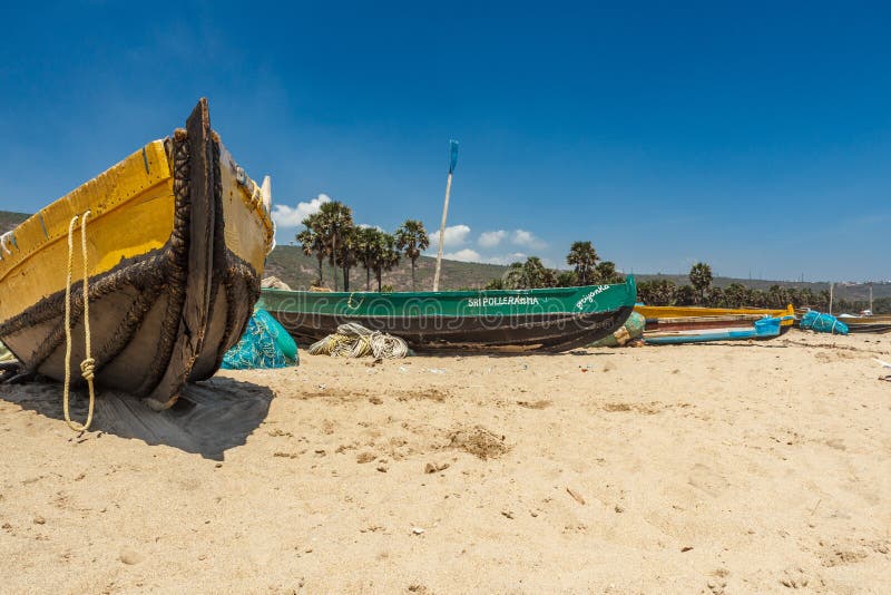 Framsida av en fiskebåt som bara parkeras i kusten med bakgrundssikten, Visakhapatnam, Andhra Pradesh, mars 05 2017 royaltyfri fotografi Framsida av en fiskebåt som bara parkeras i kusten med bakgrundssikten, Visakhapatnam, Andhra Pradesh, mars 05 2017 royaltyfri fotografi