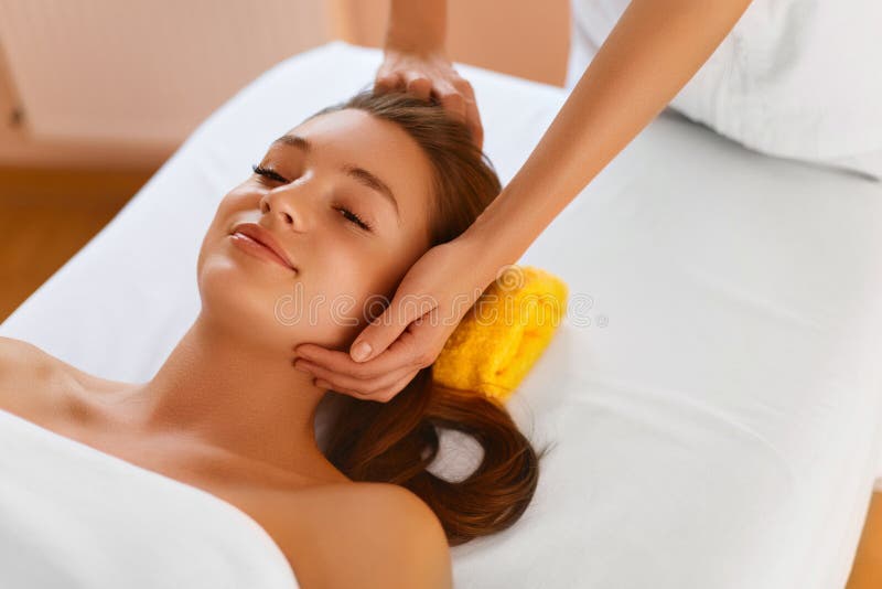 Framsidahud Behandling för brunnsort för kvinnahäleri ansikts-, massage fotografering för bildbyråer Framsidahud Behandling för brunnsort för kvinnahäleri ansikts-, massage fotografering för bildbyråer