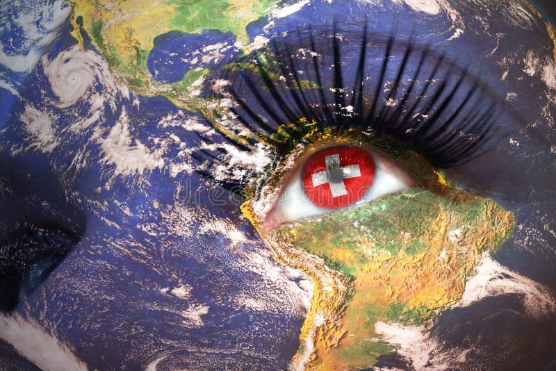 Framsidan för kvinna` s med planetjordtextur och schweizare sjunker inom ögat royaltyfria foton Framsidan för kvinna` s med planetjordtextur och schweizare sjunker inom ögat royaltyfria foton
