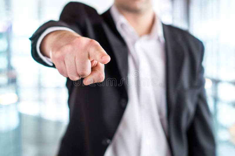 Framstickande som ger beställning eller avfyrar anställd Kraftig affärsman royaltyfria bilder Framstickande som ger beställning eller avfyrar anställd Kraftig affärsman royaltyfria bilder
