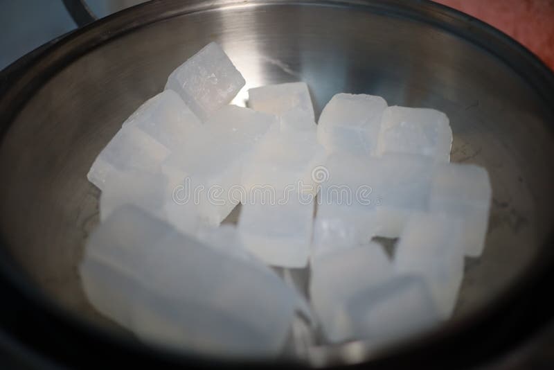 Framställning av en härlig vit glycerintvål med en angenäm arom arkivbilder Framställning av en härlig vit glycerintvål med en angenäm arom arkivbilder