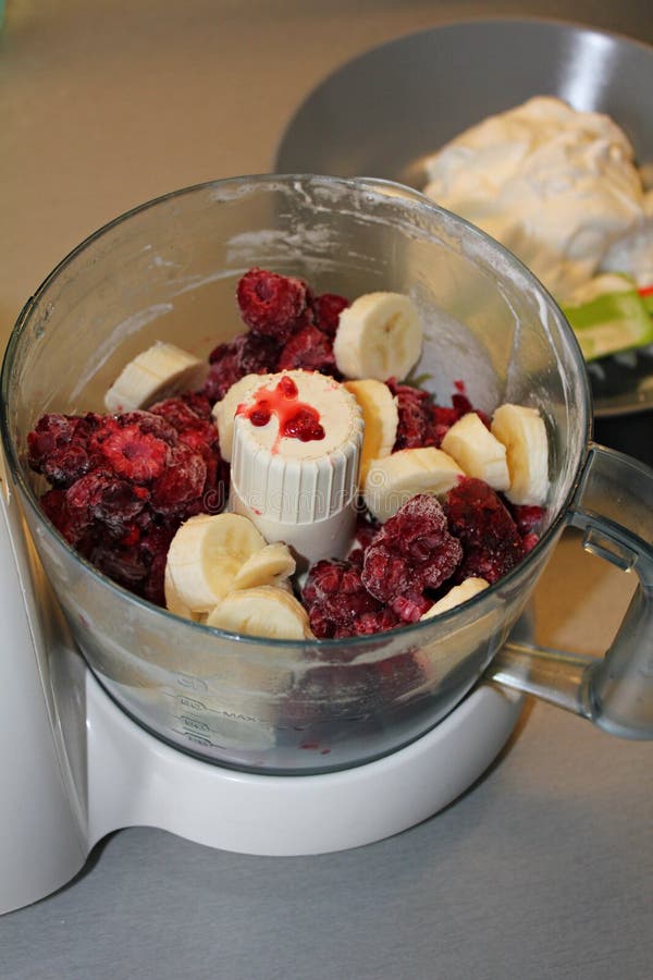 Framställning av frukter glass eller smoothie arkivfoto Framställning av frukter glass eller smoothie arkivfoto